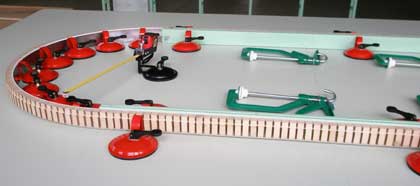 Система крепления ПВХ-профиля на гибочном столе производства Интерпласт
